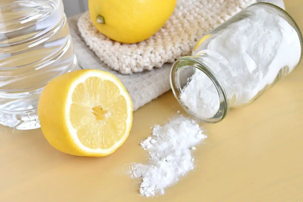 Varför ska man hälla vinäger med citronskal på spisen och hur länge ska blandningen verka?