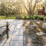 Hur man rengör en svartnad uteplats och trädgårdsgångar med nästan ingen ansträngning med enkla metoder som verkligen fungerar