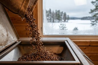 De sparade 800 kr per ton pellet – redan efter första påfyllningen av pannan började de ångra sig