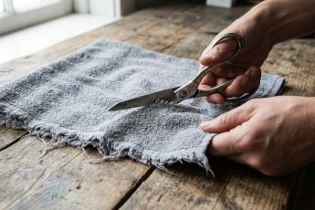 Släng inte dina gamla handdukar – klipp dem med en sax och spara pengar i vardagen – image 1