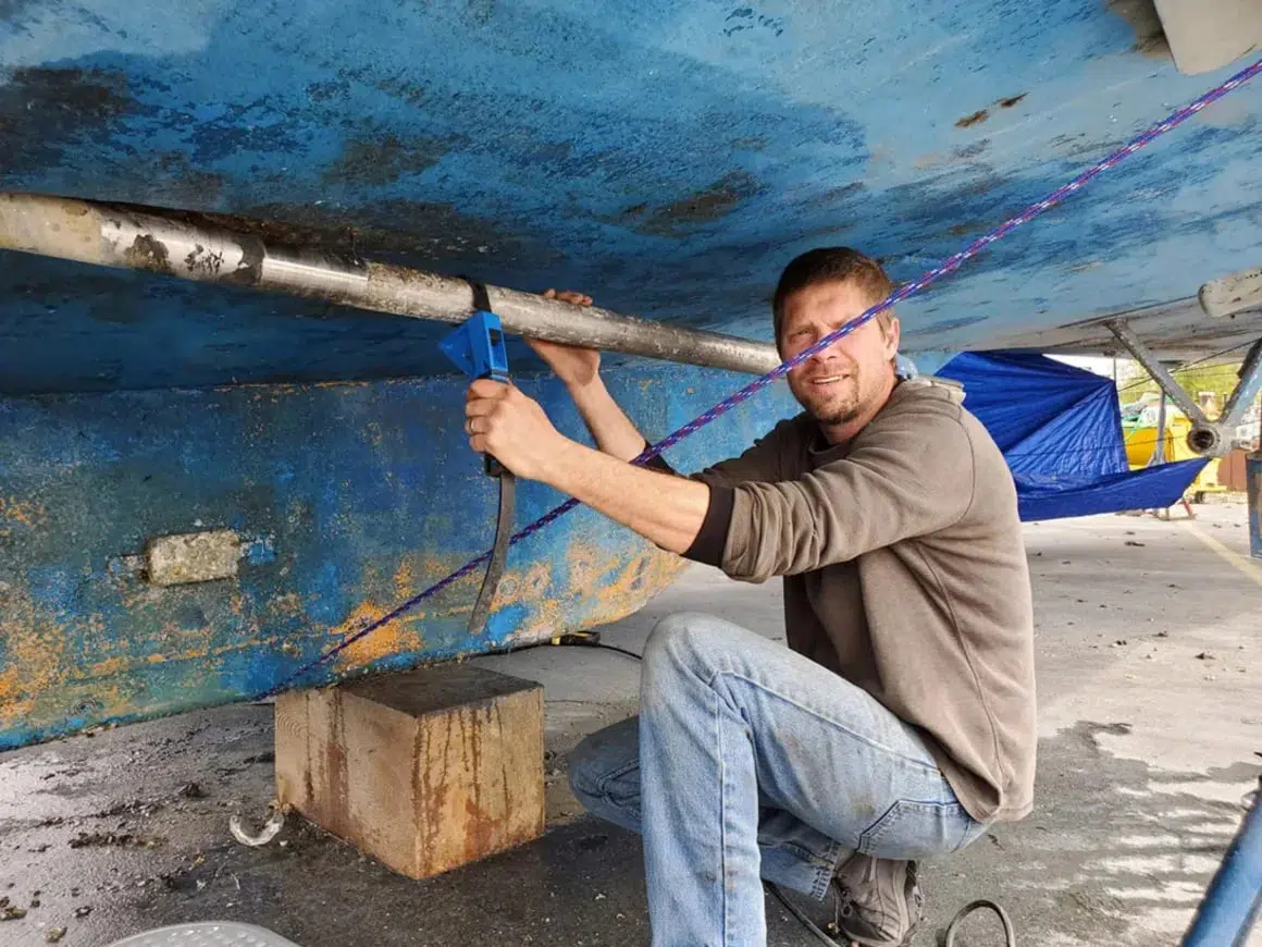 De letade efter en lyxyacht och köpte en båt full av mögel. Idag är det deras flytande hem.