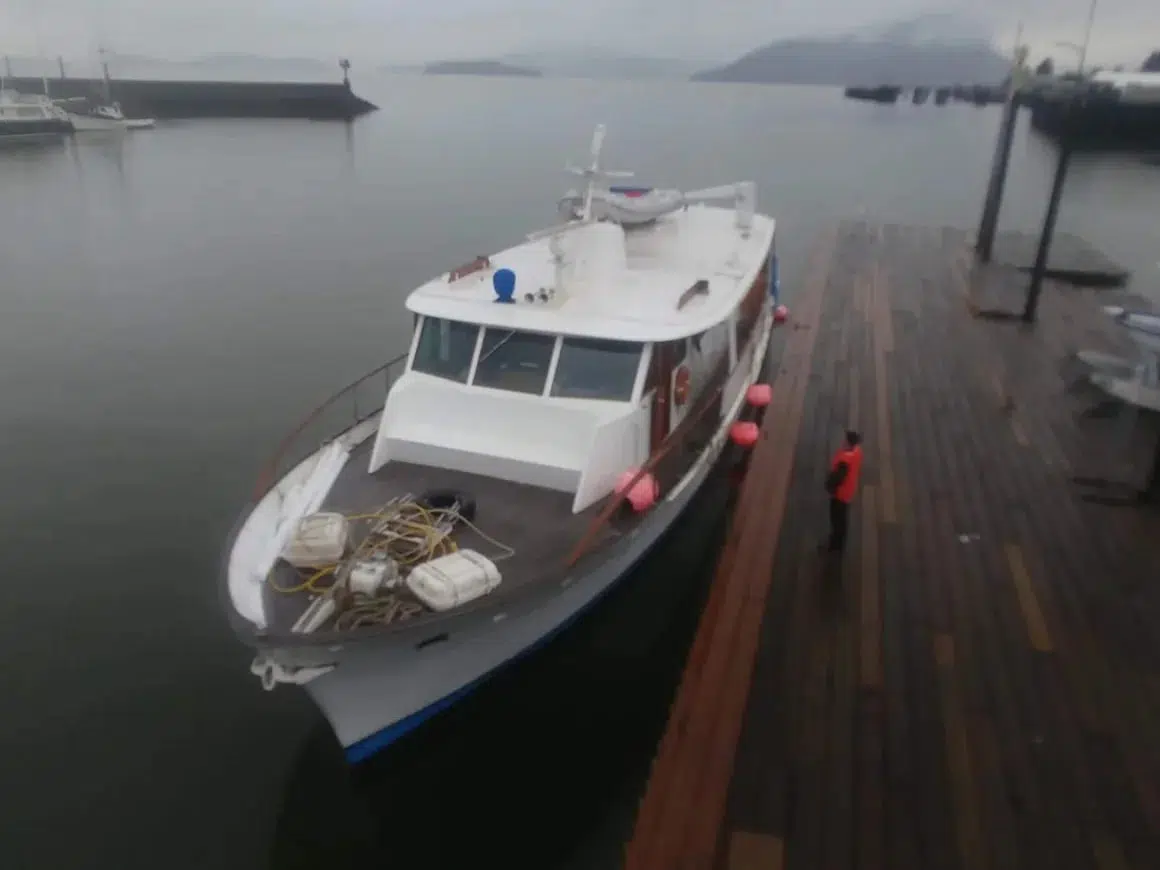 De letade efter en lyxyacht och köpte en båt full av mögel. Idag är det deras flytande hem.