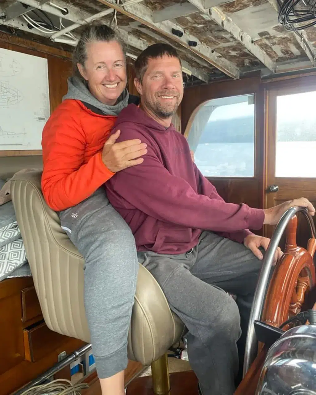 De letade efter en lyxyacht och köpte en båt full av mögel. Idag är det deras flytande hem.