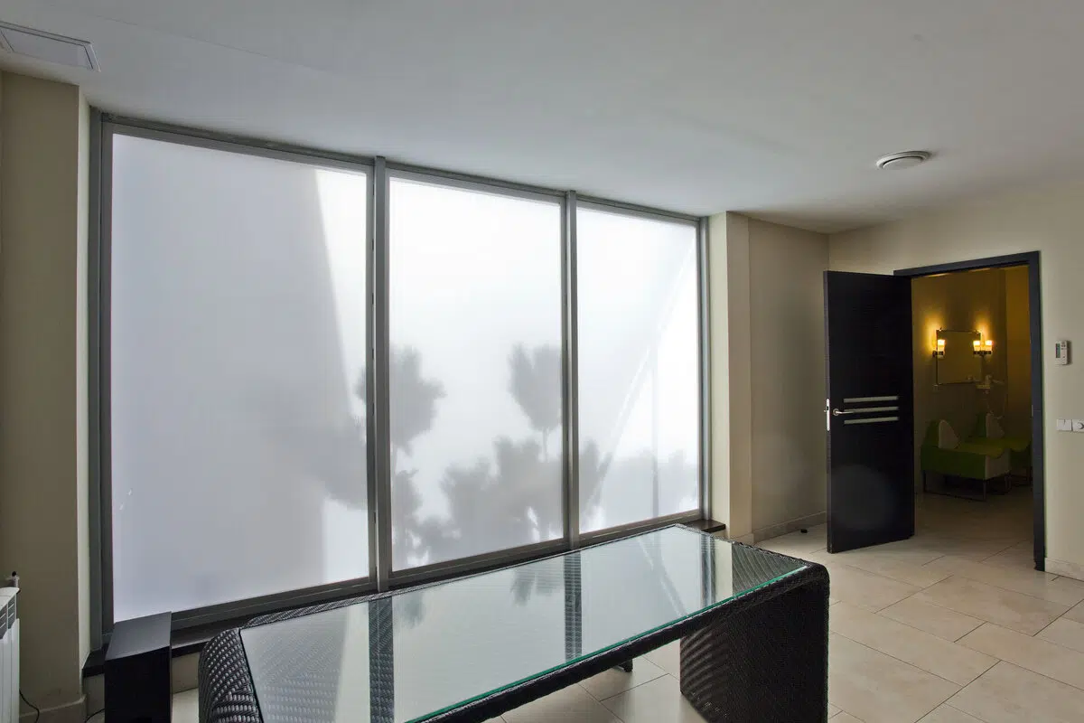 Farväl till traditionella gardiner: den nya tekniken som förändrar allt och är bekvämare och elegantare